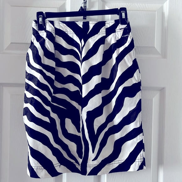 Jean skirt, Pre-Owned-Vintage. Pockets and buttons to close the mini skirt. - Picture 2 of 2